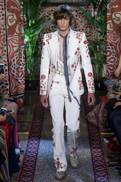 Look 11